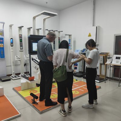 Bequeme medizinische Gesundheitsuntersuchungsmaschine mit ≤ 300 kg Gewicht und Touchscreen