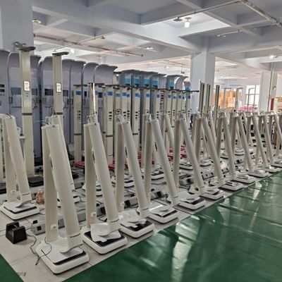 Medizinische Skala mit Höhenmessbereich von 0-200 cm und optionale Körperfettanalyse