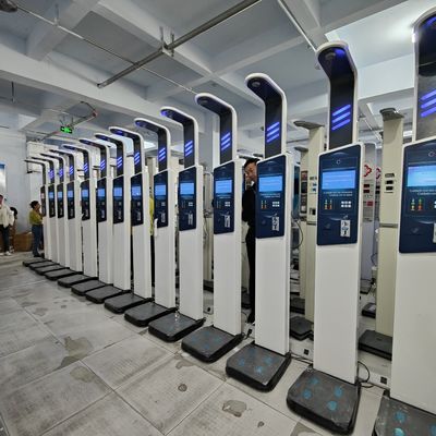 Münzbetriebene digitale Körpergewichtsskala mit Höhenmessung und Stahlkonstruktion