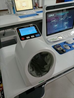 HD-LCD-Bildschirm Telemedizin-Kiosk für die gesamte Körpergesundheit und Blutdrucküberwachung